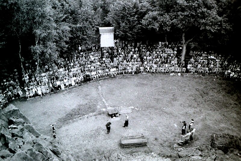 Datei:Druidenstein-Festspiele 1952 Tribuene.jpg